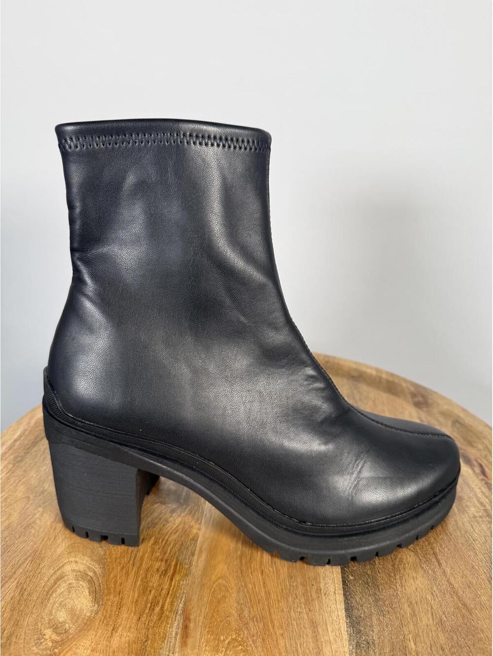 Bar III Women’s Black Leather Lug Sole Ankle Boots Size 10 - Picture 7 of 8